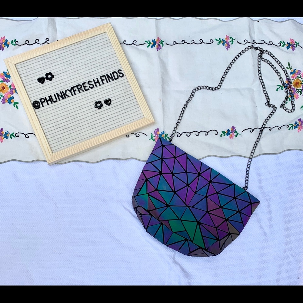 Geometric color shifting purse
